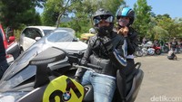 Ganindra Bimo dan Andrea Dian touring menggunakan motor skutik bongsornya. Para artis yang disebut Baikers ini diajak Telkomsel untuk menginisiasi kegiatan sosial mendidik dan menginspirasi dengan tema ‘Belajar Menjadi Indonesia’. Foto: Ruly Kurniawan