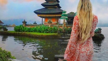 Ia berprofesi sebagai blogger dan penulis traveling. Ini saat berada di Bali. Foto: Instagram
