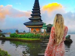 Suka Piknik Sendirian, Blogger Seksi Ini Kesal Dicurigai