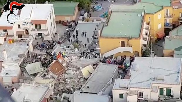 Gempa membuat sejumlah bangunan ambruk