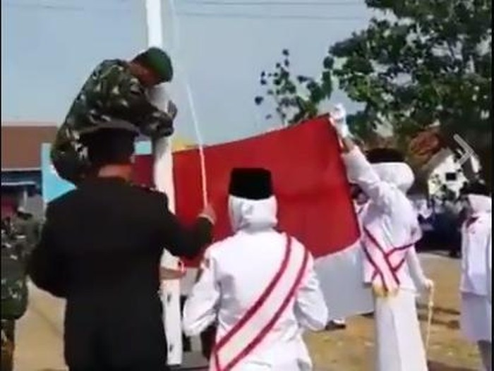 Viral Aksi Sigap Anggota Tni Panjat Tiang Saat Pengibaran Bendera 1400