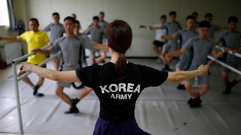Suasana kelas balet yang diikuti tentara Korsel (Kim Hong-Ji/Reuters) Suasana kelas balet yang diikuti tentara Korsel (Kim Hong-Ji/Reuters)
