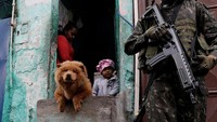 Mereka dilengkapi senjata laras panjang. REUTERS/Ricardo Moraes.
