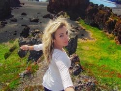 Suka Piknik Sendirian, Blogger Seksi Ini Kesal Dicurigai