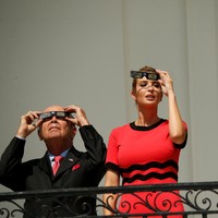 Di sisi lain, Ivanka Trump hadir di Gedung Putih untuk melihat Gerhana Matahari. Foto: Dok. Getty Images