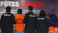 Namun Anniesa tidak menjawab. Dia hanya diam membisu dan bergegas masuk ke ruangan Auditorium Bareskrim Polri. Andika, Anniesa, dan Kiki Hasibuan berdiri berjejer serta menghadap belakang.