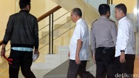 Yunus Nafik menuju ruang pemeriksaan dengan pengawalan petugas.