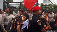 Massa ini berasal dari Pemuda Pancasila. Polisi tampak menjaga aksi unjuk rasa ini. Massa ini tidak terima atas sikap negara tetangga yang dianggap dengan sengaja memasang gambar bendera terbalik (Chaidir/detikcom)