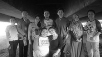 Ariel bersama tim dari Rumah Belajar Pelangi. Dok. Instagram/nusaseom