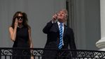 Gaya Trump yang Berani Tatap Gerhana Matahari Total Tanpa Kacamata