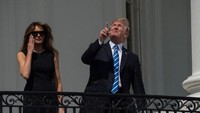 Trump menunjuk ke atas dengan tetap tanpa mengenakan kacamata/Foto: AFP PHOTO / NICHOLAS KAMM