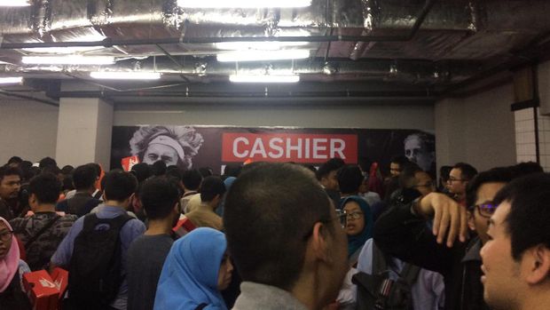 Usai mencari sepatu yang diinginkan, pengunjung masih harus mengantre panjang di kasir