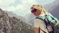 Eva juga pernah naik ke Pegunungan Pyreness di Barcelona. Ada yang mau menemani Eva naik gunung? (@flywitheva/Instagram)