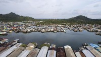 Sebagai ibu kota kecamatan yang terbilang cukup sempit, masyarakat secara swadaya bersama Pemkab Natuna berhasil menyulap laut sebagai bagian dari daratan pulau tersebut. Kini daratan pulau itu bertambah sekitar 2,5 kilometer ke arah laut.   