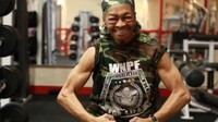 Willie Murphy sudah berusia 77 tahun. Namun semangatnya untuk tetap berkompetisi di kejuaraan angkat beban tak pernah surut. Ia bahkan berhasil mengangkat beban dua kali bobotnya sendiri atau sekitar 97 kg dalam kejuaraan World Natural Powerlifting Federation (WNPF) Championships dan berhasil menjadi juara di divisinya. Foto: Facebook