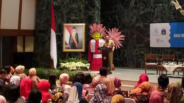 Djarot berharap pembangunan SLB di tiap kecamatan terealisasi tahun 2018.
