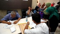 Para nasabah membuat surat laporan.