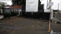 Pengumuman bahwa gedung ini milik TPI dipasang di depan gedung.