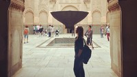 Sebuah madrassah di Maroko yang dikunjungi Eva. Tampak jelas dari ukiran dan ornamen bangunannya (@flywitheva/Instagram)