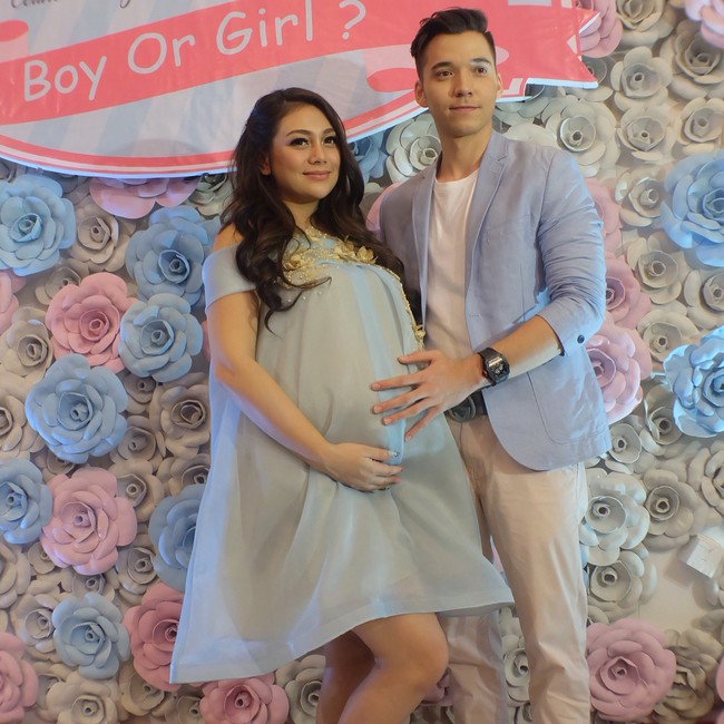 Inilah penampilan Celine Evangelista saat merayakan baby shower anak yang dikandungnya. Dia memakai dress biru berpotongan longgar. Dengan usia kehamilan yang sudah tujuh bulan, perutnya pun tampak semakin besar.  (Foto: Dok. Instagram)