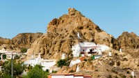 Tak kalah dengan Kandovan di Iran, Spanyol punya Kota Guadix, 50 Km dari Granada. Ini adalah kota dalam gua di Pegunungan Sierra Nevada. Ada labirin berisi 2.000 rumah yang dibangun sejak abad ke-16 oleh orang-orang Muslim Moor ketika berperang dengan kristiani Spanyol. Kota ini sekarang dilengkapi pipa air, listrik, dan bahkan internet. Ketika musim panas menyengat dengan suhu 40 derajat Celcius, suhu di Kota Guadix tetap stabil di 20 derajat Celcius (Thinkstock)