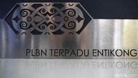 Didalam gedung juga terdapat ukiran khas dayak dengan tulisan PLBN Terpadu Entikong.