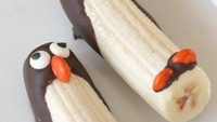 Cukup dengan pisang, cokelat dan permen cokelat, Anda bisa membentuk buah pisang jadi penguin lho. Foto: Istimewa