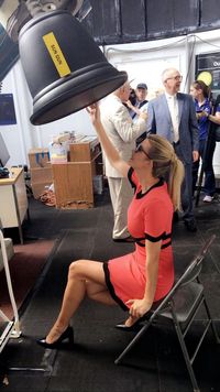 Ivanka Trump saat menyaksikan gerhana matahari total.