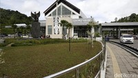 PLBN yang terletak di ujung Kabupaten Sanggau, Kalimantan Barat ini kini semakin baik dengan bentuk bangunan dan sarana prasarana yang ada.