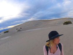 Suka Piknik Sendirian, Blogger Seksi Ini Kesal Dicurigai