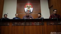 Uang itu diberikan dari Akhmad ke Tarmizi untuk pengurusan perkara. Akhmad merupakan pengacara dari suatu perusahaan yaitu PT ADI (Aquamarine Divindo Inspection).
