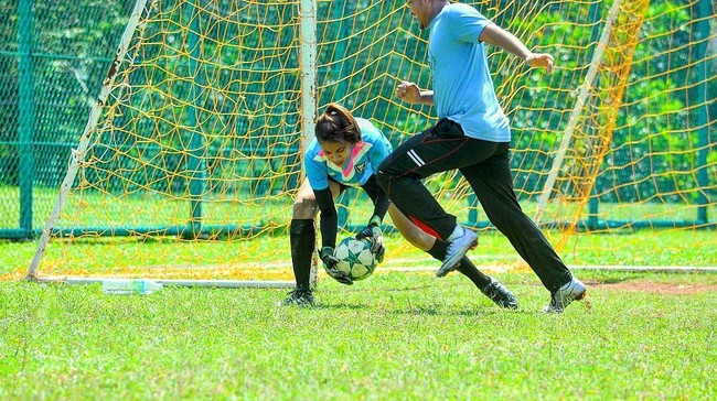 Awalnya Niena Azman dikritik karena pilihan kariernya di dunia futsal. Tapi kritikan itu justru menjadi pemicu semangatnya untuk semakin sukses. Foto: Instagram/niena_azmann