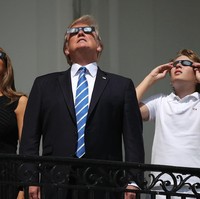 Melania Trump memilih desainer favorit Michelle Obama kali ini untuk menyaksikan Gerhana Matahari, yaitu Jason Wu. Foto: Dok. Getty Images