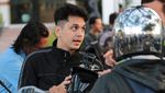 Dengan Jas Hujan, Gaya Kevin Julio Riding Temui Jokowi