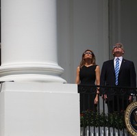 Sayangnya kali ini netizen tak fokus pada busananya, justru mereka lebih seru membahas soal Tweet Ivanka hari itu. Remember to wear your glasses, tulisnya. Sementara sang ayah malah tak pakai kacamata khusus saat melihat langit. Foto: Dok. Getty Images