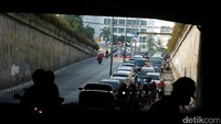 Adanya perbaikan jalan ini menyebabkan tersendatnya kendaraan.
