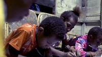 Anak-anak Desa Ampas, Kabupaten Keerom, Papua, senang karena bisa belajar di malam hari diterangi lampu setelah listrik menyala 24 jam. (Dok. YouTube Presiden Joko Widodo)