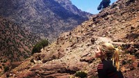  Eva juga hobi trekking dan naik gunung lho. Ini potret Eva saat liburan di Gunung Atlas, Maroko (@flywitheva/Instagram)