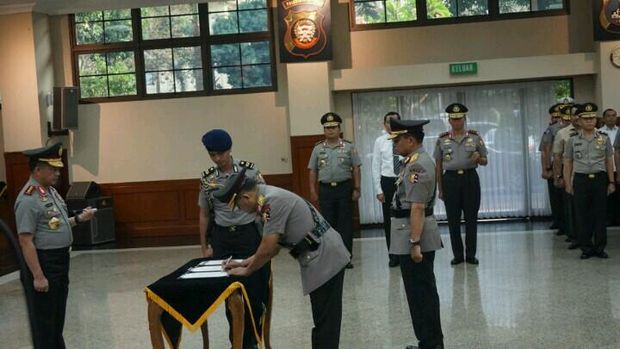 Kapolri juga turut menyaksikan penandatanganan pakta integritas oleh pejabat lama dan pejabat baru.