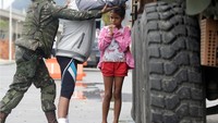 Seorang anak menyaksikan orang tuanya diperiksa oleh tentara di pinggir jalan. REUTERS/Ricardo Moraes.