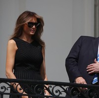 Sementara Melania Trump kembali dipuji atas pilihan busananya yang elegan, sang suami Donald Trump kini jadi bahan lelucon karena melihat Gerhana Matahari tanpa kacamata khusus. Foto: Dok. Getty Images
