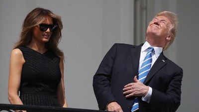 Foto: Adu Gaya Melania Trump Vs Ivanka Trump Tatap Gerhana Matahari