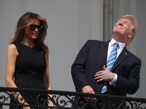 Foto: Adu Gaya Melania Trump Vs Ivanka Trump Tatap Gerhana Matahari