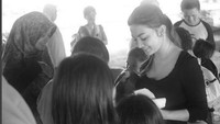 Ariel Tatum tampak bahagia kala bersama dengan anak-anak kolong jembatan. Dok. Instagram/arieltatum