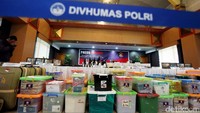 Tim penyidik juga menemukan 14 ribu paspor calon jemaah.