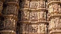 Selain itu, Candi Khajuraho juga memilik panorama alam yang indah. Komplek candi pun bersih dan terawat, sehingga tidak jarak turis memilih penginapan di dekat kompleks candi (Thinkstock)