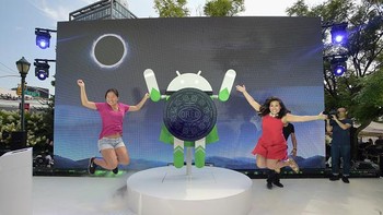 Bertepatan gerhana matahari total, Google merilis secara resmis sistem operasi Android terbarunya, dengan ilustrasi mirip gerhana matahari. (Foto: GettyImages)