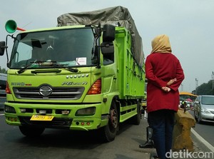 Petugas Gabungan Razia Kendaraan Overload di Tol Bandara