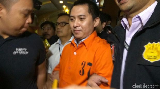 Tersangka Andika, bos First Travel saat dipajang polisi.