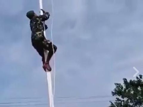  Viral Aksi Sigap Perwira TNI Panjat Tiang Saat Pengibaran Bendera.